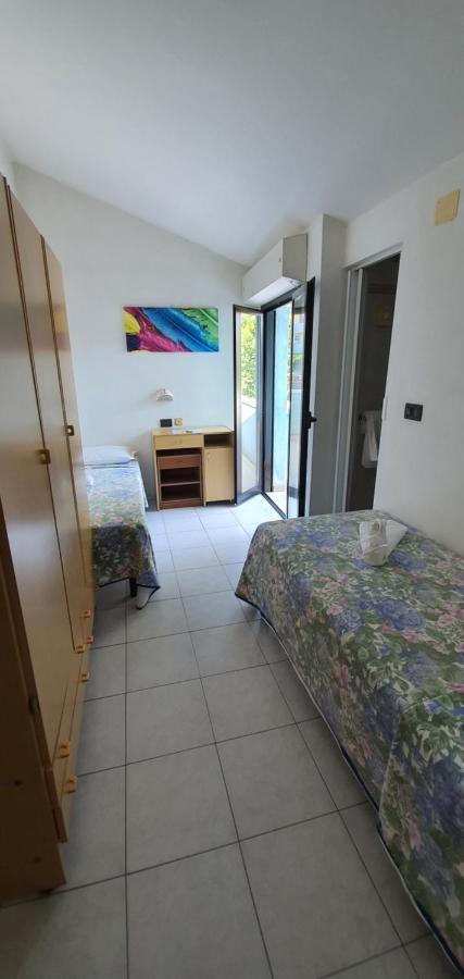 Hotel Vela Azzurra Rimini Buitenkant foto