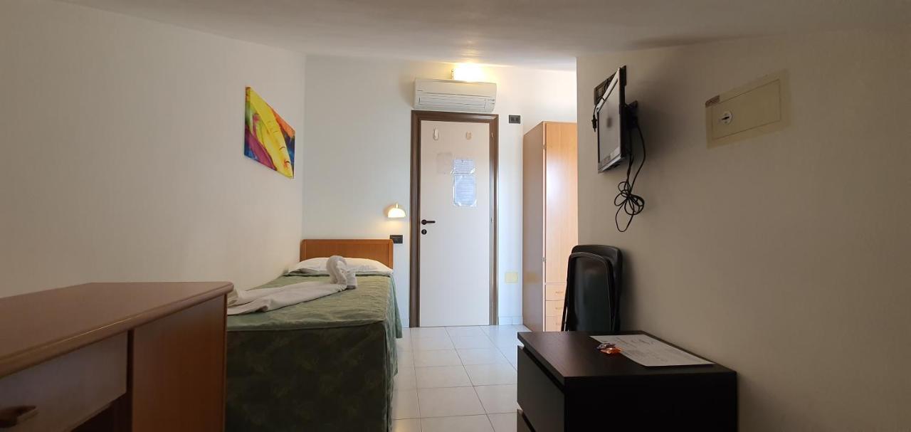 Hotel Vela Azzurra Rimini Buitenkant foto