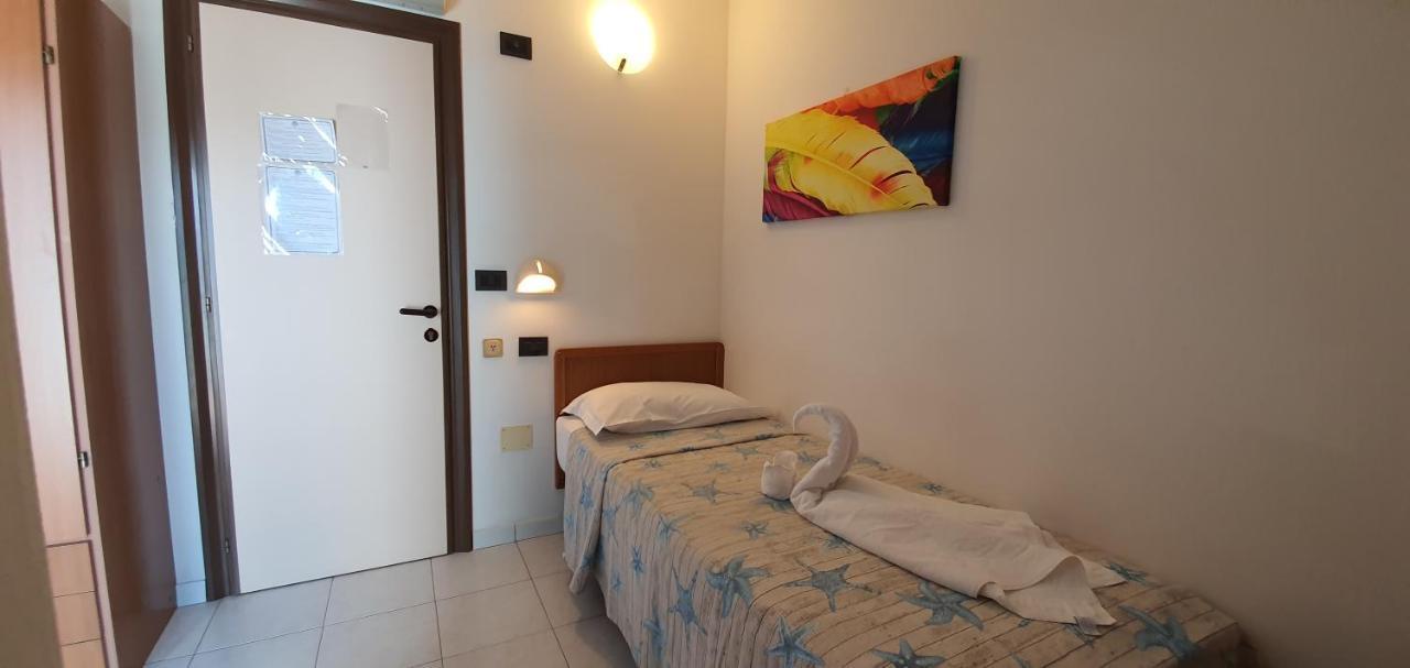 Hotel Vela Azzurra Rimini Buitenkant foto