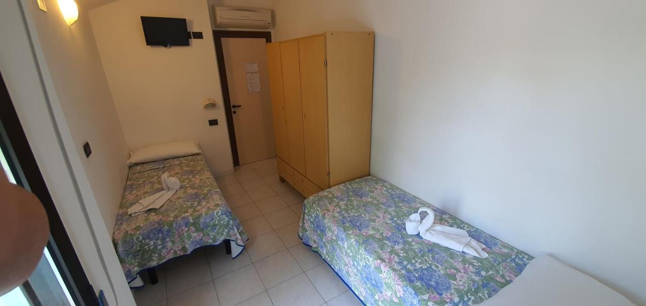 Hotel Vela Azzurra Rimini Buitenkant foto