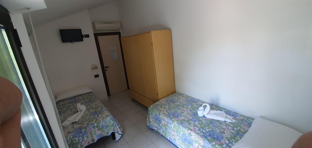 Hotel Vela Azzurra Rimini Buitenkant foto