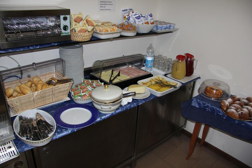 Hotel Vela Azzurra Rimini Buitenkant foto