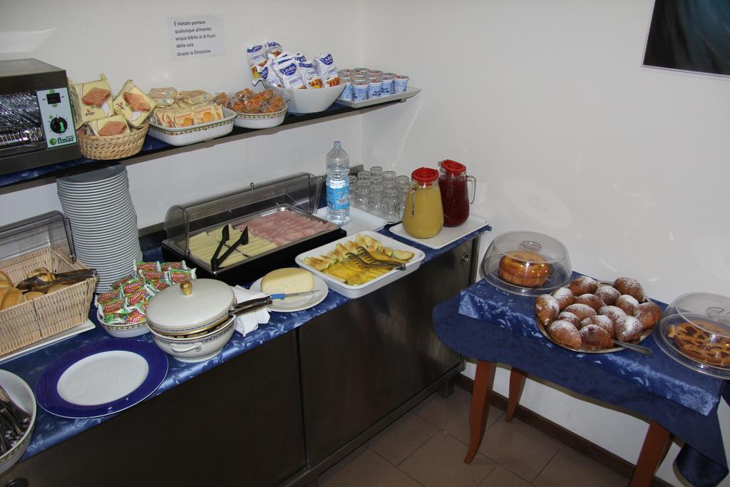 Hotel Vela Azzurra Rimini Buitenkant foto