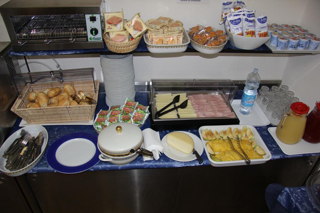 Hotel Vela Azzurra Rimini Buitenkant foto