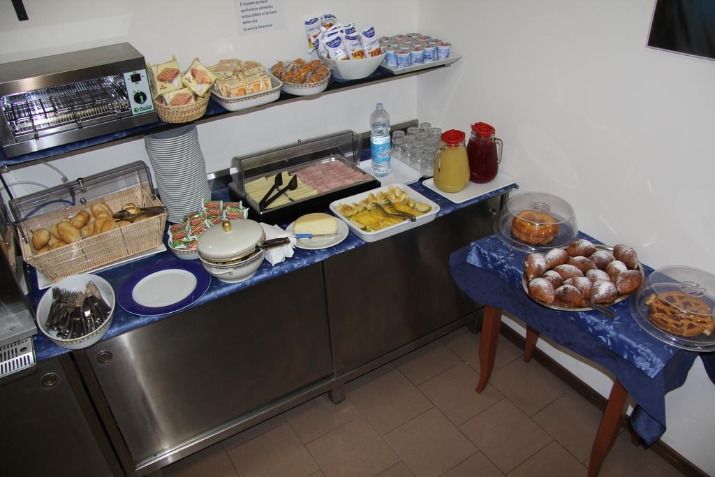 Hotel Vela Azzurra Rimini Buitenkant foto