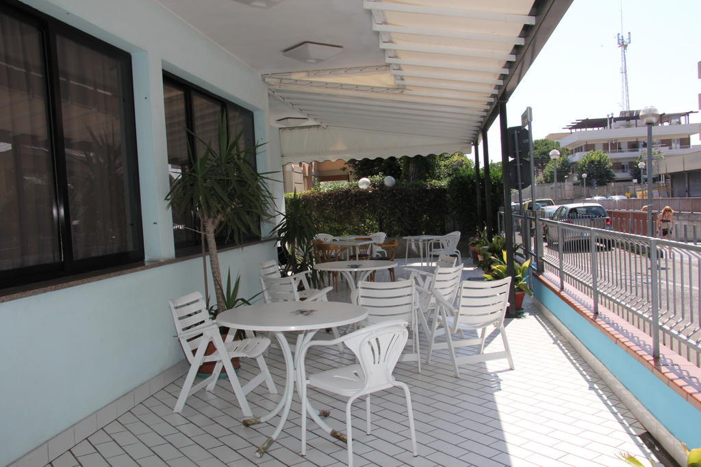 Hotel Vela Azzurra Rimini Buitenkant foto