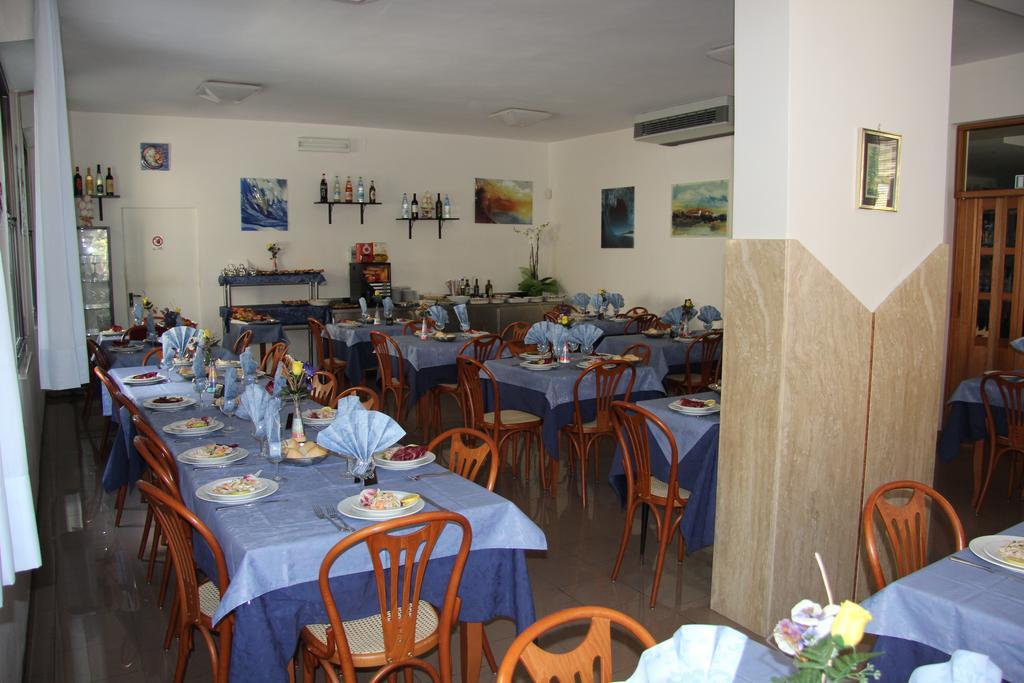 Hotel Vela Azzurra Rimini Buitenkant foto