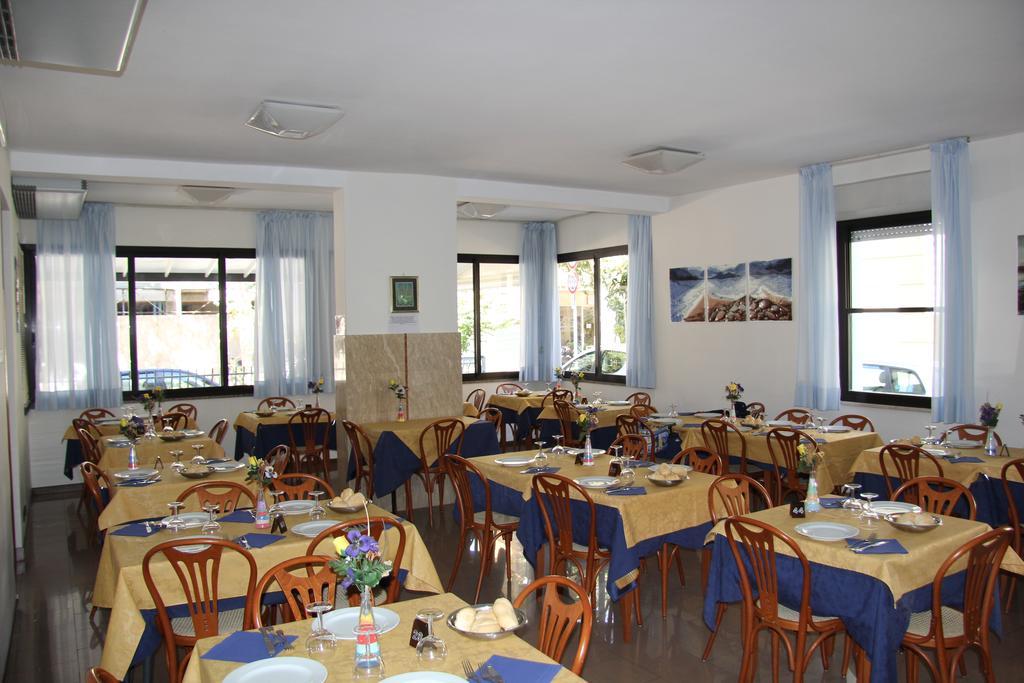 Hotel Vela Azzurra Rimini Buitenkant foto